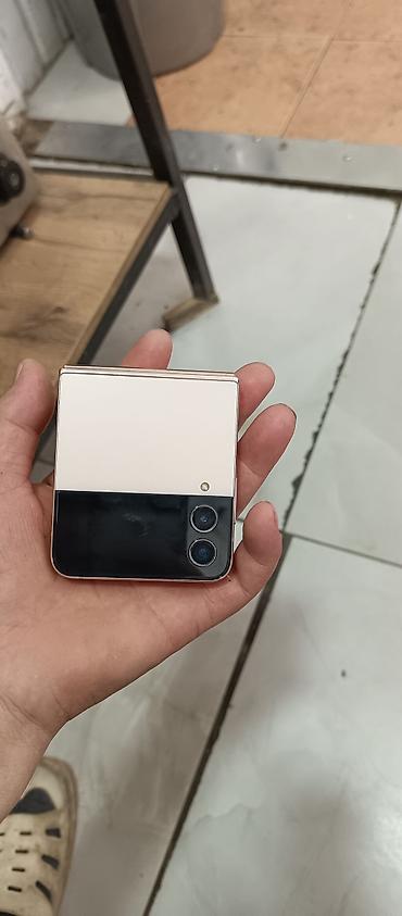 z fold 3: Samsung Galaxy Z Flip 3, Б/у, 256 ГБ, цвет - Золотой — 1