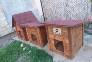 kreveti za pse i macke: Kucice za pse na prodaju,drvene,prelakirane.Krov tegola.Na jednu vodu