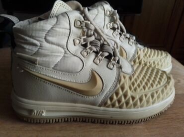 Кроссовки и спортивная обувь: Кроссовки Nike р-р 38, бежевый цвет, состояние хорошее. цена 390 сом