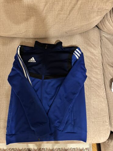 адидас баку: Adidas firmasının lacivərt və göy rənglərdə olan idman jaketi. Jaketin