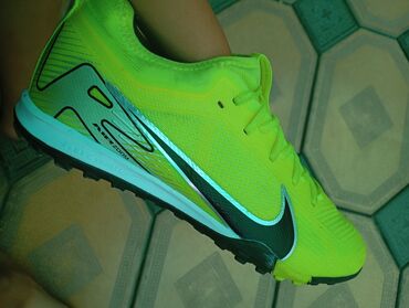 обувь футбол: Ярко-зеленые футбольные бутсы Nike Mercurial с черным логотипом Nike