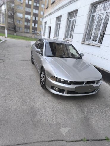 Mitsubishi: Автомобиль Mitsubishi Galant серебристого цвета. Седан с передним