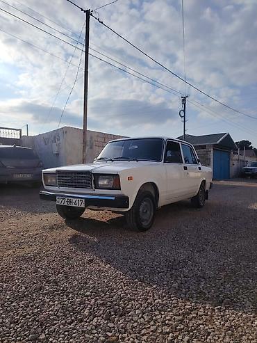 lada qapi: VAZ 2107, ağ rəng, sedan kuzov. - Klassik dizayn: xrom ön barmaqlıq — 1