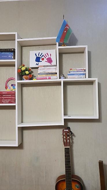 divar ref: Divar üçün modul kitab rəfi – ağ rəngdə, müasir minimalist dizayn — 1
