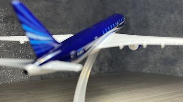 saatlar type 1: Azerbaijan Airlines (AZAL) sərnişin təyyarəsinin masaüstü maketi - — 3