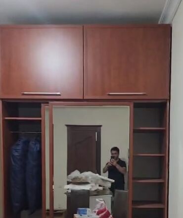 tebii deri: Dəhliz dolabi. 2 suyurtmə şüşəli. hundurluk 212. eni 180. dərinlik