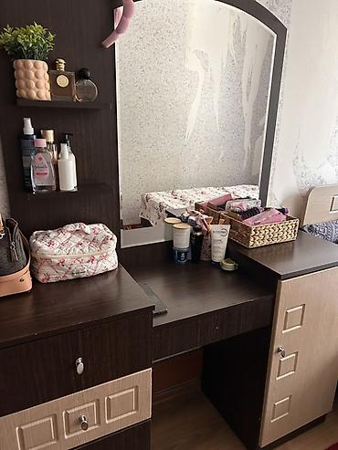 kamod mebel: Geniş güzgülü makiyaj masası və saxlanma bölmələri - Material — 1