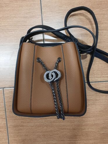 стильный кошелек: Стильная сумка, новая. размер ориентировочно "размер листа А5". цена
