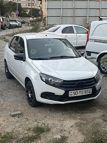 VAZ (LADA): Lada Granta sedan – ağ rəng, 4 qapılı, öndən görünüşlü müasir radiator — 2