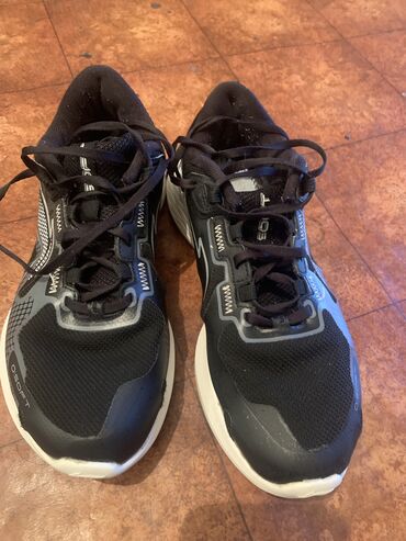 Кроссовки и спортивная обувь: Мальчиковые кроссовки 37.5 размера От LI NING В нормальном состоянии