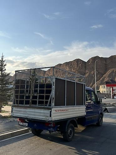 sprinter 4 4: Mercedes-Benz Sprinter — бортовой грузовик с двойной кабиной. Объем — 4