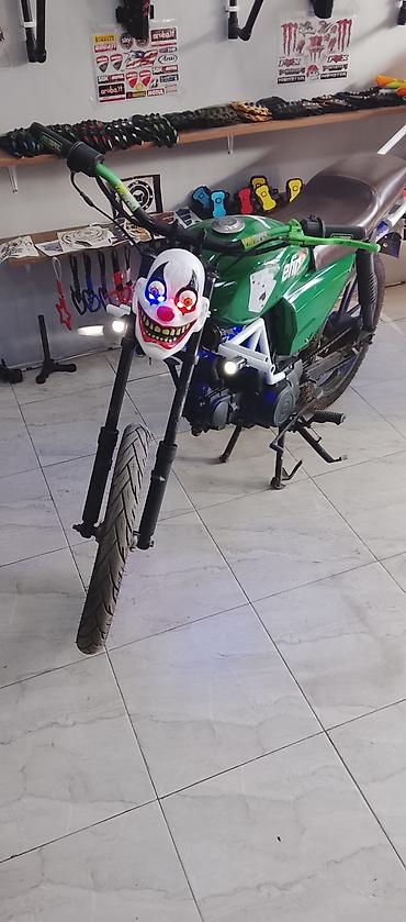 dort teker motosiklet: Kustom “street” üslubunda yığılmış kiçik həcmli motosiklet — 3