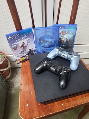 прокат playstation 3: Ps 4 Slim ustunde 2 pult Yaddas 500 GB 3 eded Dısk Hedıyye Qiymete