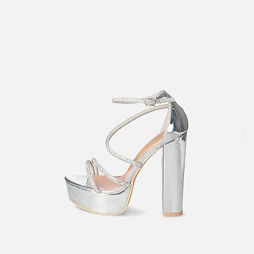 mubb obuca online: Sandale
✨ Dostupne u broju 40
✨ Unutrasnje gaziste 26 cm

1300 rsd 💥 — 1