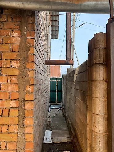 Продажа коттеджей и домов: Продаётся двухэтажный кирпичный дом с закрытым двором и навесом. В ж/м — 13