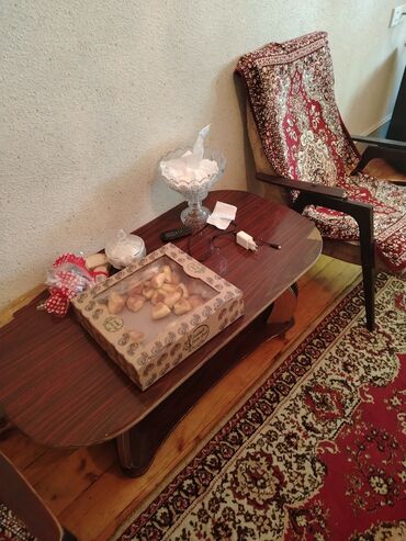 Qonaq otağı dəstləri: Klassik üslubda otaq mebelləri dəsti Dəst tərkibi: - Geniş divar — 5