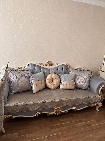 uşaq stulu: Klassik üslubda qonaq otağı dəsti - Yumşaq, düyməli başlıqlı, qızılı — 1