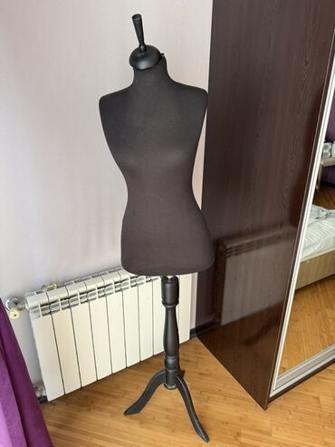 Gözəllik və estetika avadanlığı: Qadın, Məxmər, Qara