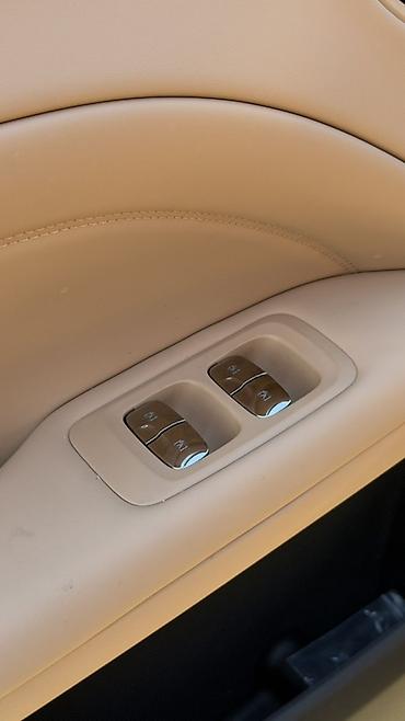 GAC: Черный кроссовер/внедорожник с просторным салоном и бежевой кожаной — 7