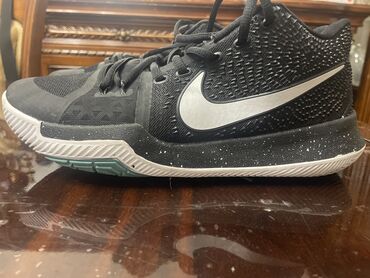Krasofkalar və idman ayaqqabıları: Kyrie 3 az isledilib
