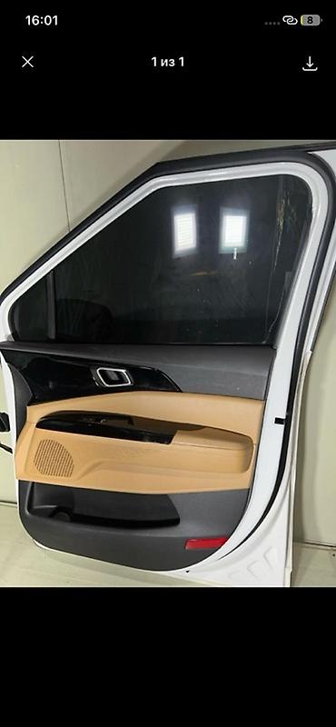 2023: Обшивка боковой двери передняя правая для Kia Carnival (KA4) — 1