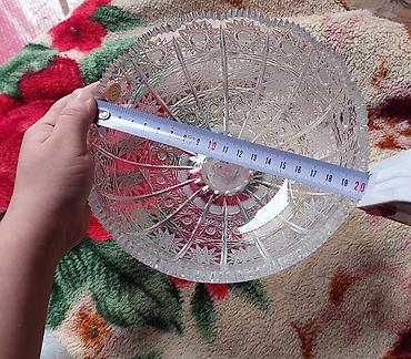 nisan tortu: Kəsilmiş naxışlı şüşə/qədəh tipli meyvə və ya salat qabı. - Material — 1
