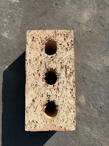 стройител: Кирпич с тремя дырками. М125. В паллетах цена 8 сома. Доставка уже по — 2