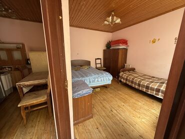 ismayıllıda satılan 1 otaqlı evlər: Bu, taxta tavanlı və divarları açıq çəhrayı rəngə boyanmış bir