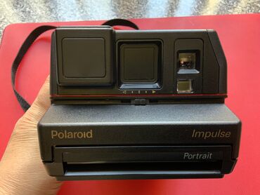 foto sesiya: Polaroid 600 İmpulse- fotokamerası. İstehsalçı ölkə: United Kingdom. 1