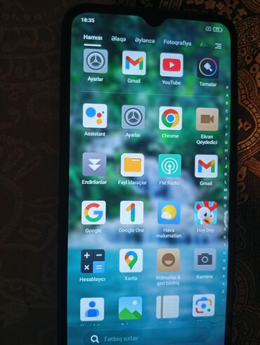 telefonlar redmi 9: Bu, arxa tərəfində barmaq izi skaneri və dörd kamera modulu olan qara