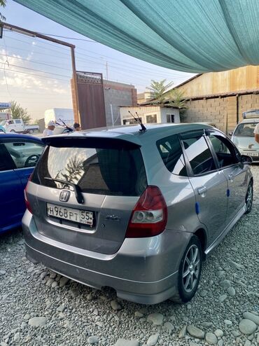 багажник для джипа: Автомобиль Honda Fit серого цвета, универсальный хэтчбек, идеально