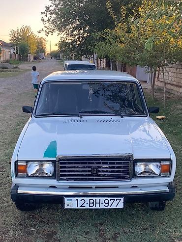 vaz on şuşə: VAZ 2107 “Jiquli” – sedan, ağ rəng.⁸ - Kuzov: 4 qapı, klassik künclü — 2