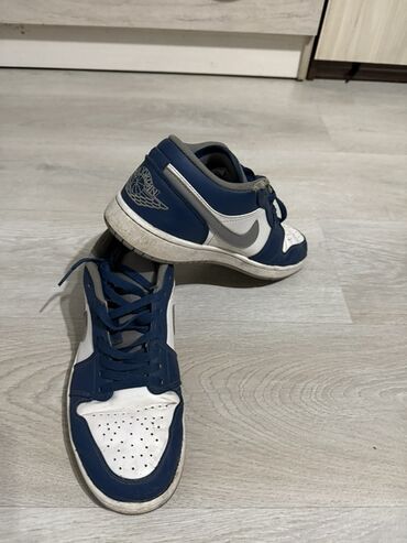 жорданы кроссовки: Кроссовки Nike Jordan в сине-белых тонах. Модель низкого профиля с