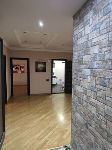 Uzunmüddətli kirayə mənzillər: Geniş və işıqlı mənzil Satilir - Planlama: geniş dəhliz, böyük yataq — 1