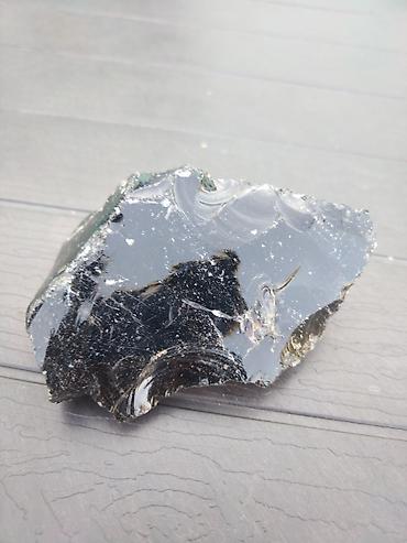 xalca uzu: Nadir tapılan qəhvəyi obsidian daş parçası. - Material: Təbii — 2