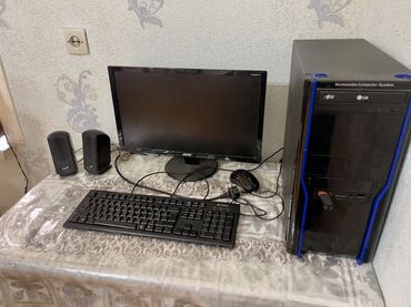 səs ucaldıcılar: Masaüstü kompüter dəstinə monitor, klaviatura, siçan, iki