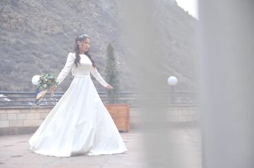свадебные платья напрокат: Вечернее платье, Длинная модель, Атлас, С рукавами, Корсет, S (EU 36), M (EU 38), XL (EU 42)