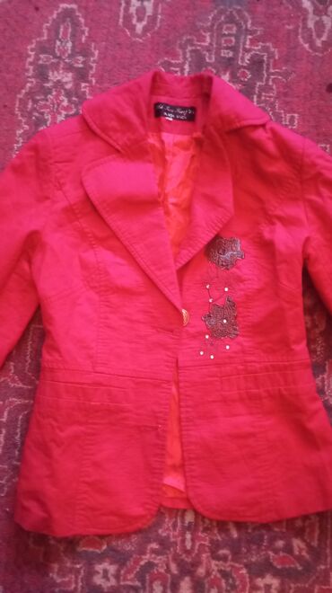 Pencəklər: Qadın üçün qırmızı jaket/blazer - Rəng: parlaq qırmızı - Model
