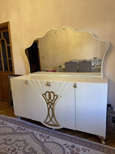 Dolablar: Açılan, 4 qapılı Düz dolab, Servant
