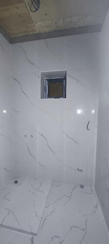 плитка керамическая: Облицовка ванной/санузла крупноформатным керамогранитом под мрамор. - — 5