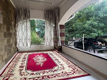 маёвка участок: Дом с садом и террасой - Кирпичный одноэтажный дом с большими окнами — 7