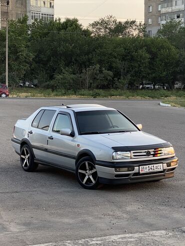 срочно продаю пассат: Volkswagen Vento: 1993 г., 1.8 л, Механика, Бензин, Седан