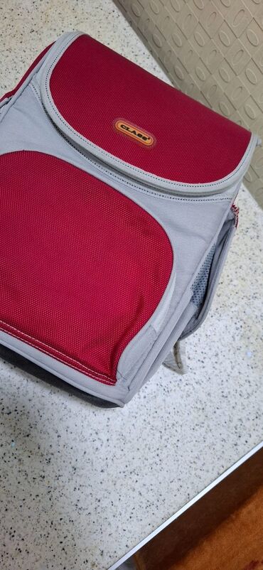 Məktəb çantaları: Fərqli ölçü və dizaynlarda uşaq çantaları dəsti. Çantalar müxtəlif — 18