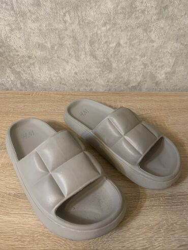 Босоножки, сандалии, шлепанцы: Шлепки 39 размер H&M