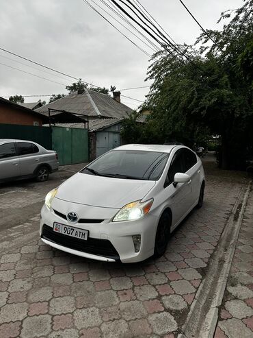 Toyota: Автомобиль Toyota Prius в белом цвете. Этот экономичный и надежный