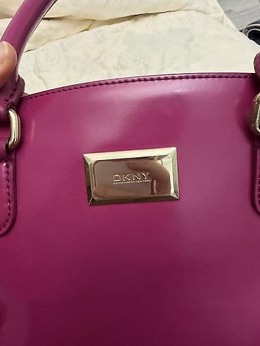 доставка сумка: Сумка DKNY (Donna Karan New York), модель с жесткой формой и глянцевой — 1