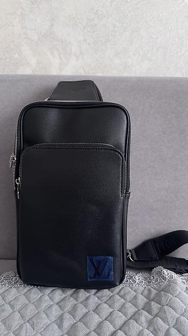 Другие сумки: Сумка-слинг Louis Vuitton Paris в черном цвете. Компактная — 1