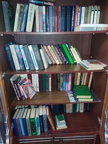 в связи с переездом отдам попугая жако в добрые руки: Отдам даром книги.
самовывоз