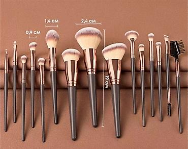 Косметика: Продается набор кистей для макияжа.Если покупаете 2 набора цена 1500 — 9