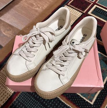 vans кроссовки: Женские кеды DD&OO
В отличном состоянии 
39 размер — 1
